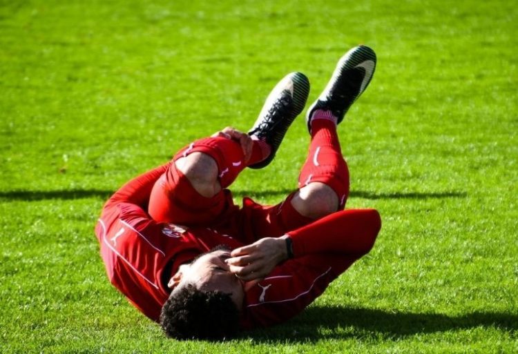 Jugador lesionado en el césped (Pixabay)