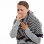 ¿Por qué nos ponemos enfermos? mujer tosiendo