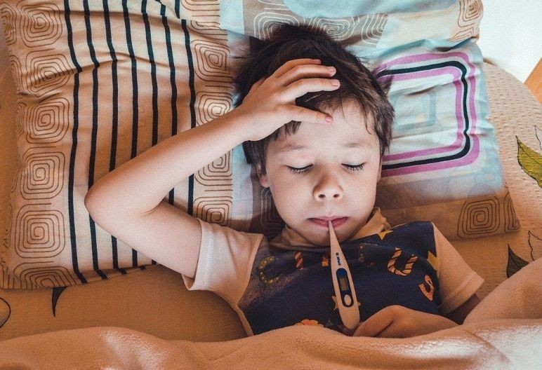 Niño con síntomas de malestar (Pixabay)