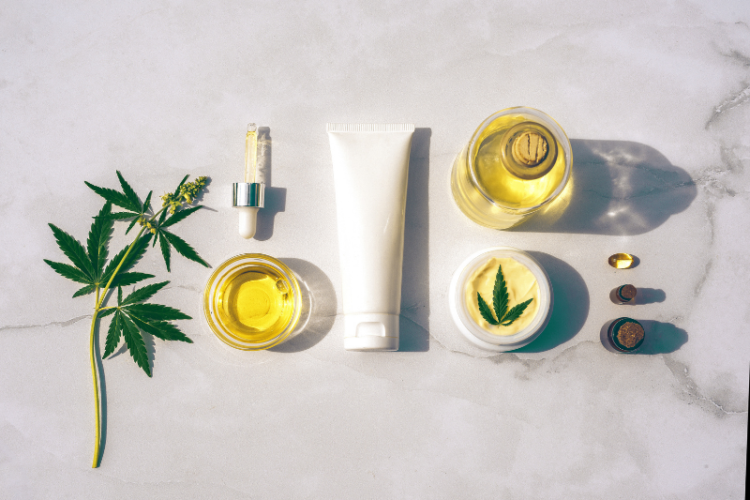 Podemos encontrar el CBD en distintos formatos: maquillaje, aceites, cremas, etc (iStock)