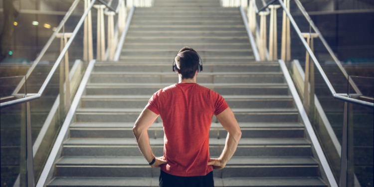 Prioriza subir las escaleras en lugar del ascensor para estar activo (iStock)