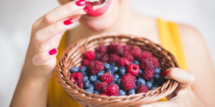 Mantén 3 comidas al día más dos refrigerios como fruta (iStock)