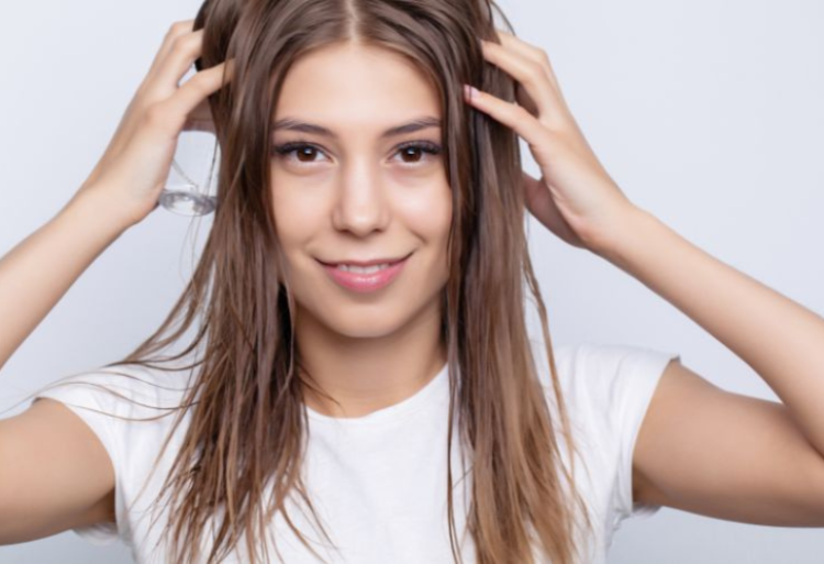 Tomar vitaminas para el pelo puede ayudarte a evitar la caída (Canva)