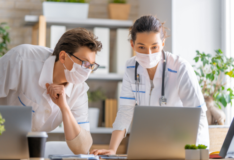 Visita al endocrino para cualquier enfermedad hormonal, del metabolismo o nutricional (Envato)